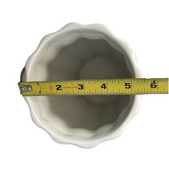 9 1/4” Tall White Vase Vintage WCL Scalloped Home Decor Table Centerpiece Entry - Picture 6 of 16